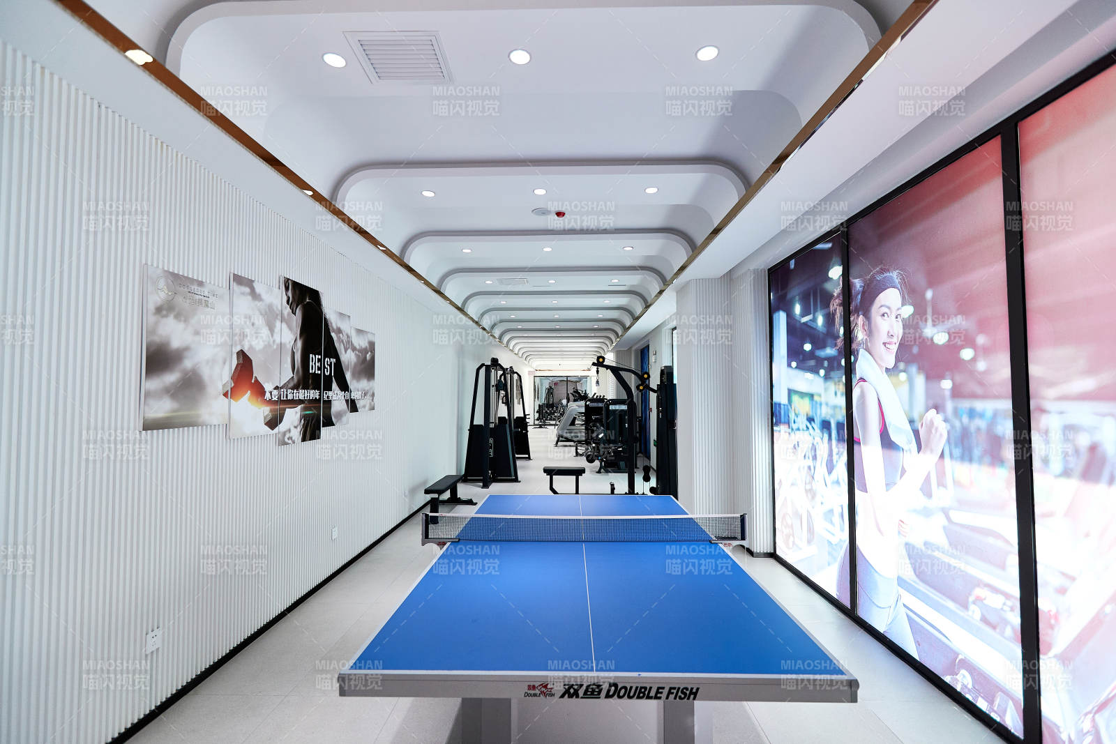 崭新洁净的室内健身房图片