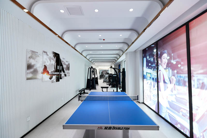 崭新洁净的室内健身房图片