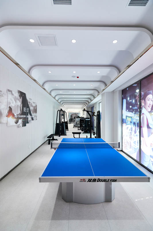 崭新洁净的室内健身房图片