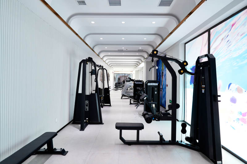 崭新洁净的室内健身房图片