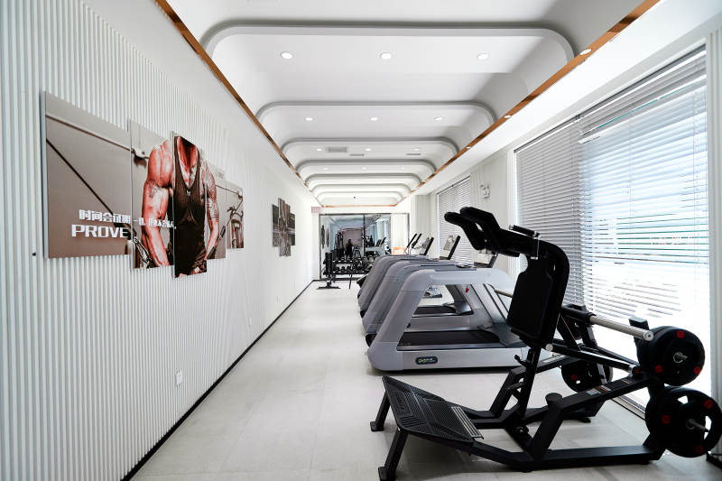 崭新洁净的室内健身房图片