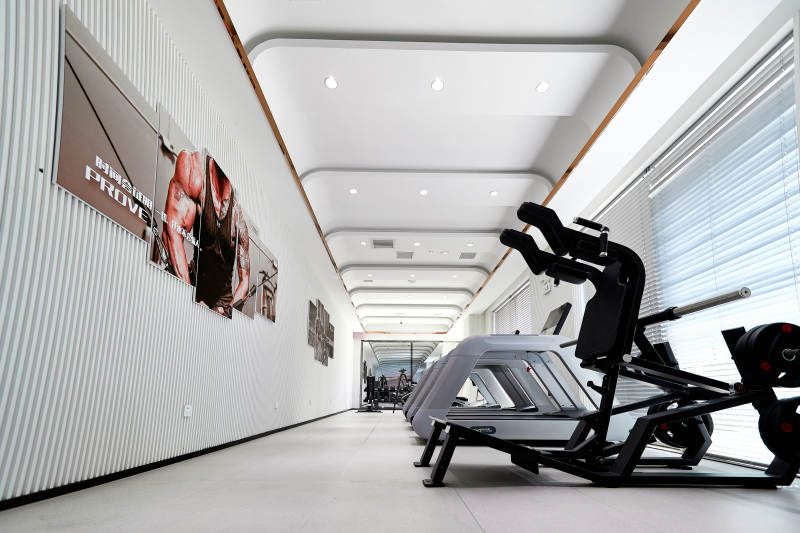 崭新洁净的室内健身房图片