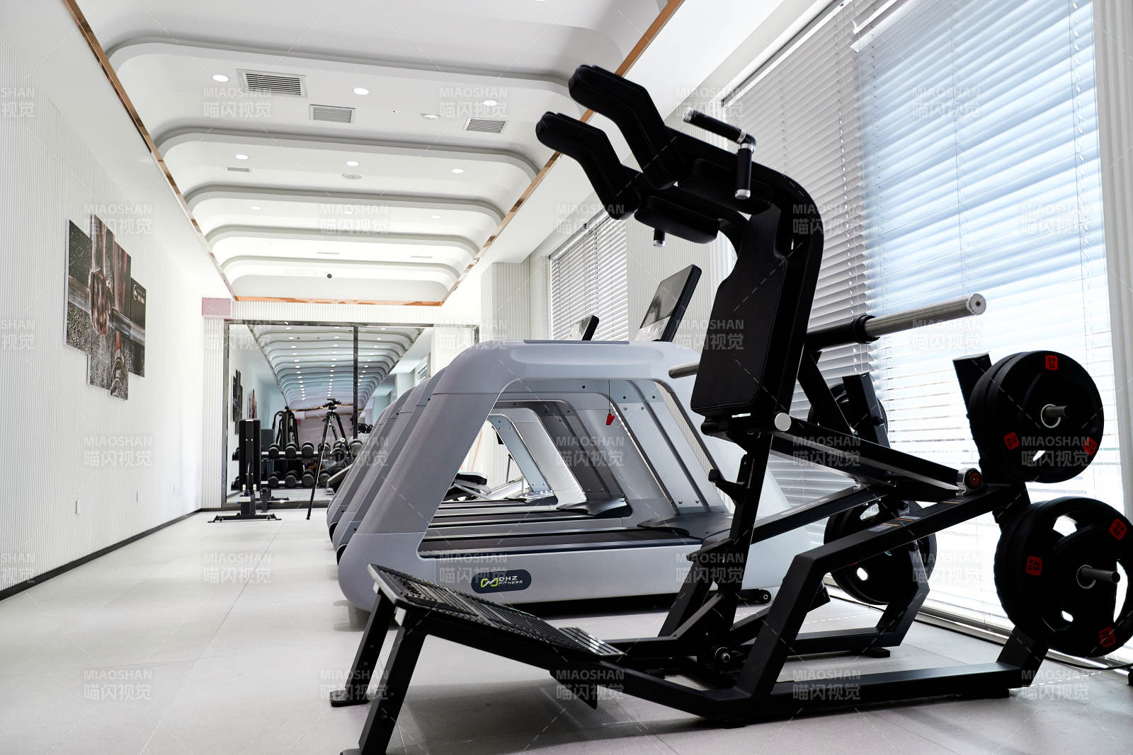 崭新洁净的室内健身房图片