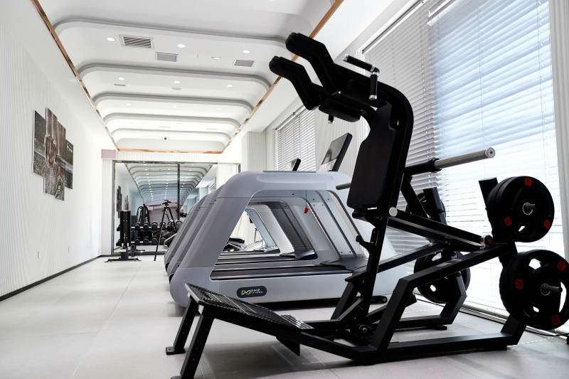 崭新洁净的室内健身房图片