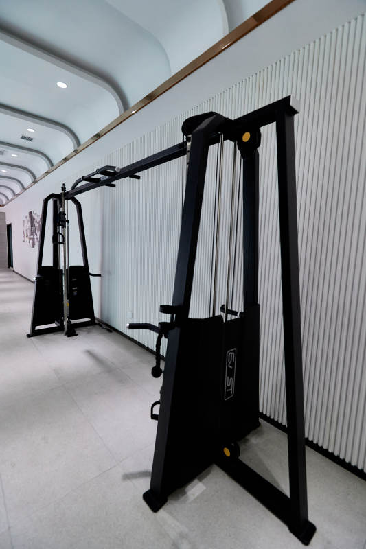 崭新洁净的室内健身房图片