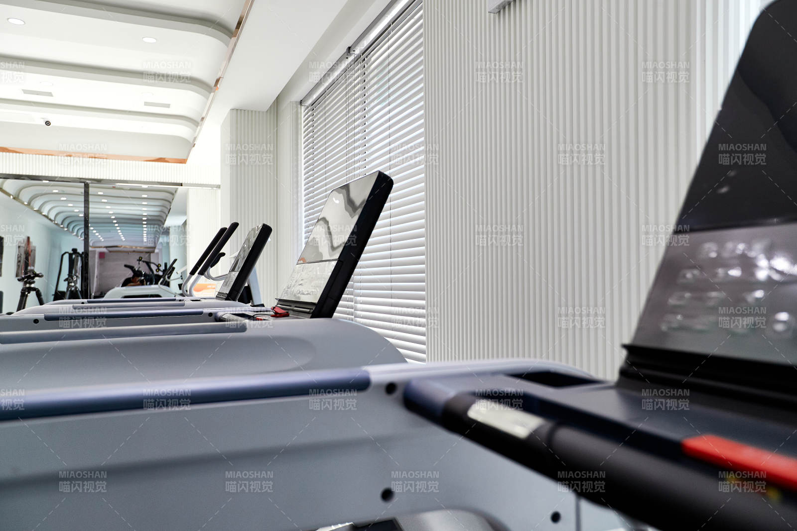 崭新洁净的室内健身房图片