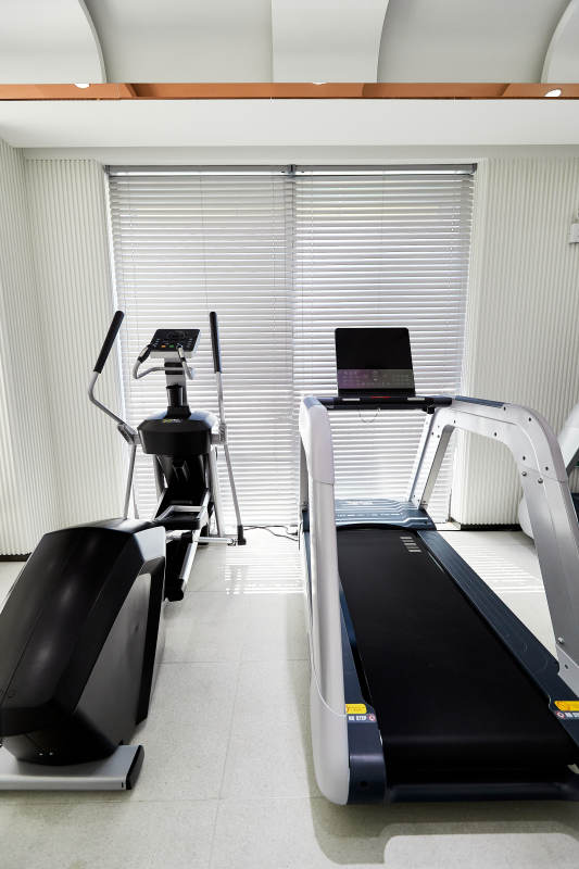 崭新洁净的室内健身房图片