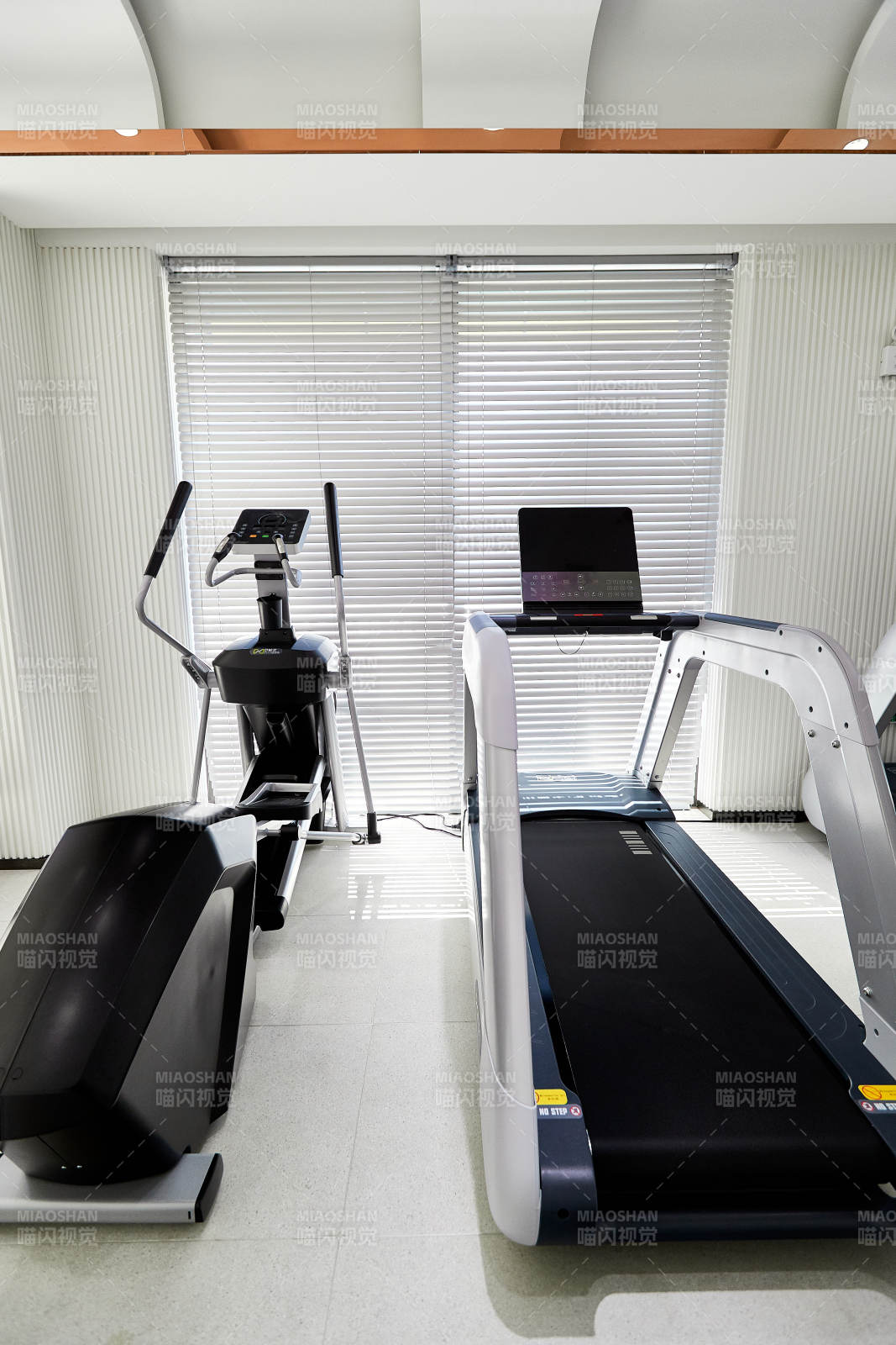 崭新洁净的室内健身房图片