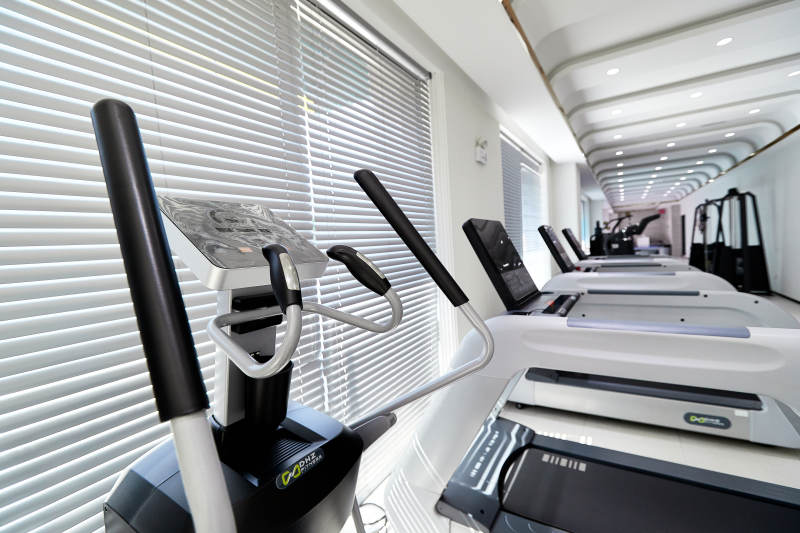 崭新洁净的室内健身房图片