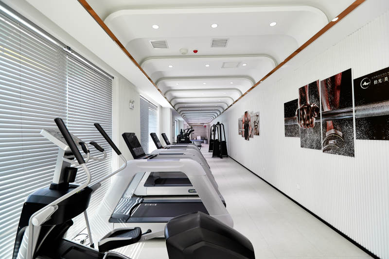 崭新洁净的室内健身房图片
