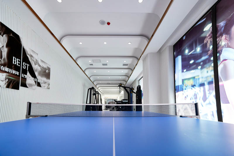 崭新洁净的室内健身房图片