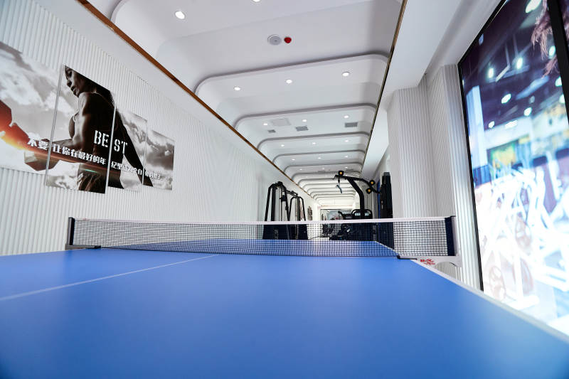 崭新洁净的室内健身房图片