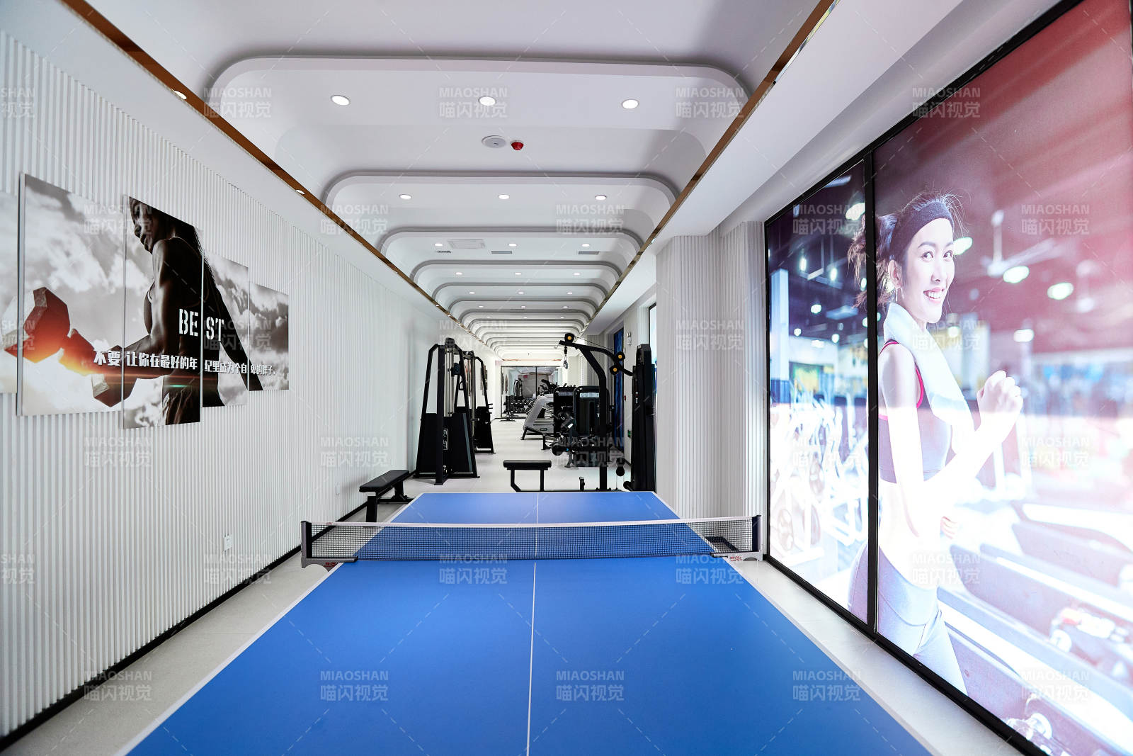 崭新洁净的室内健身房图片