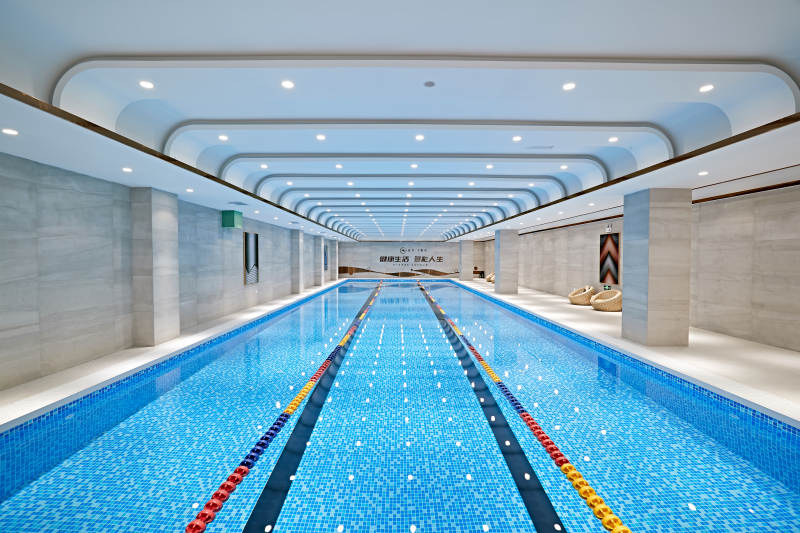 整洁明亮的室内游泳池图片