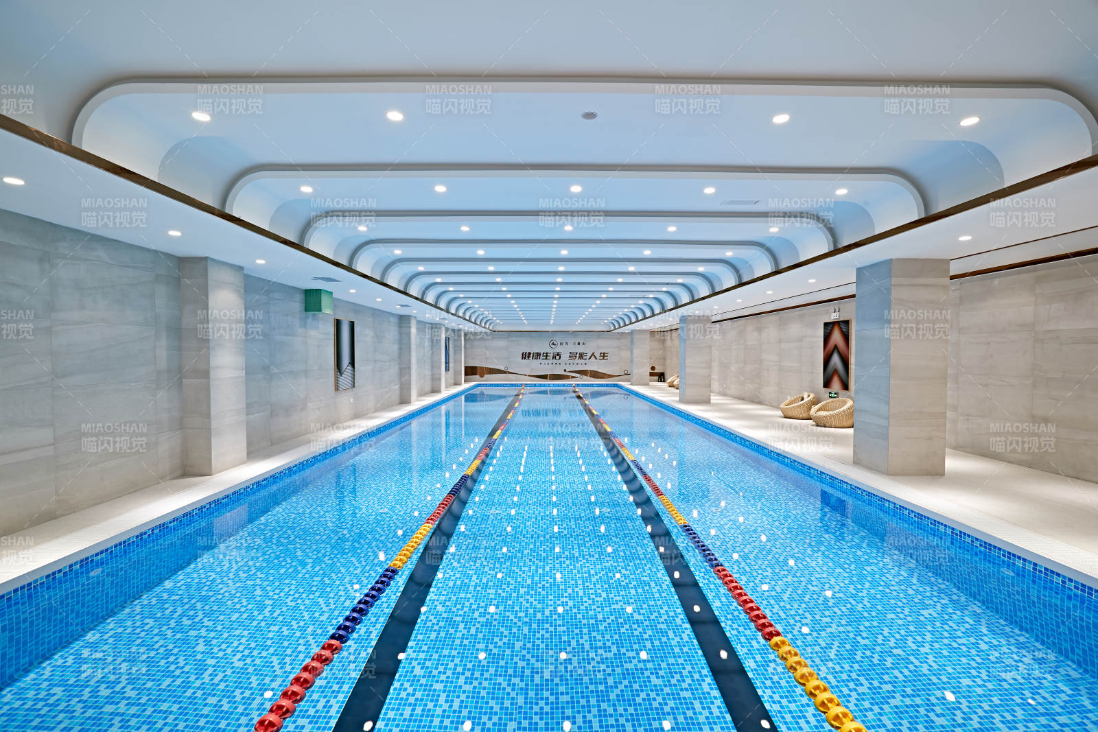 整洁明亮的室内游泳池图片
