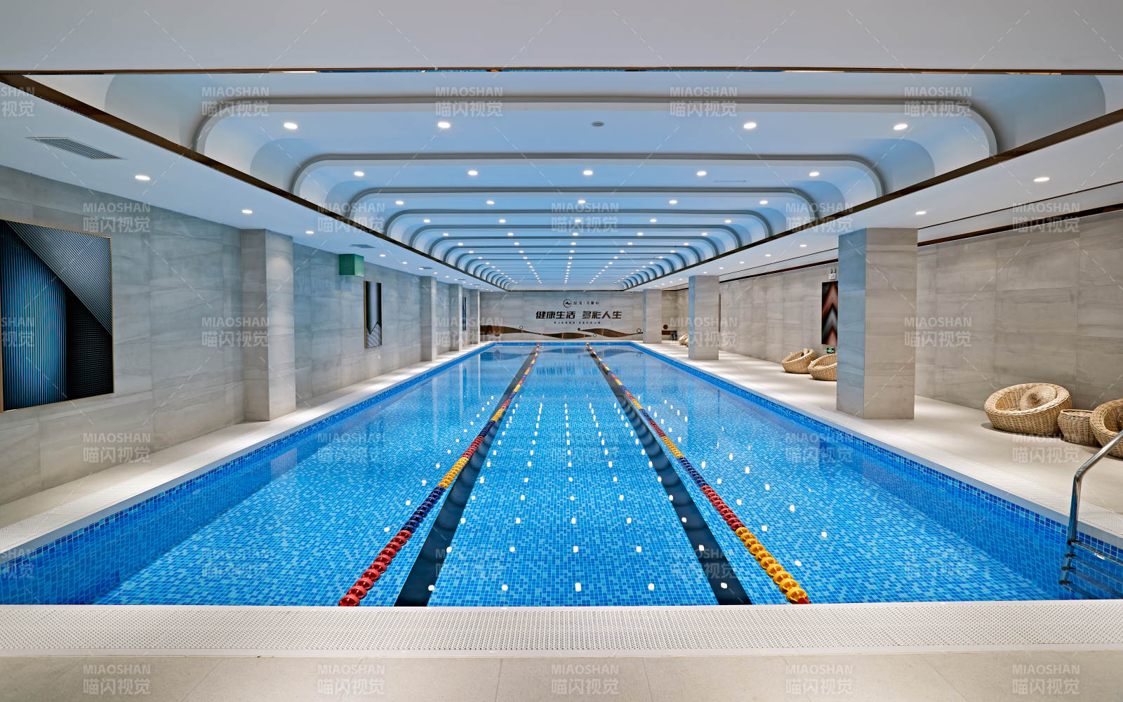 整洁明亮的室内游泳池图片