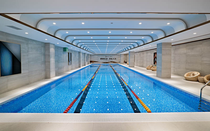 整洁明亮的室内游泳池图片