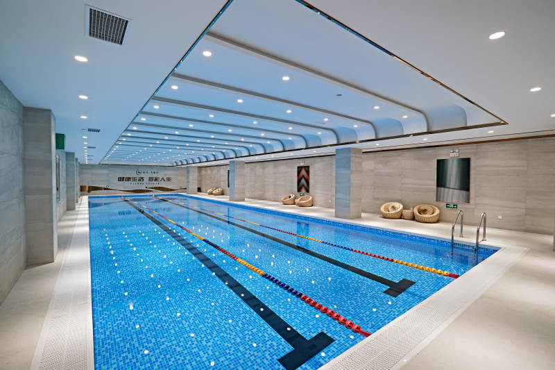 整洁明亮的室内游泳池图片