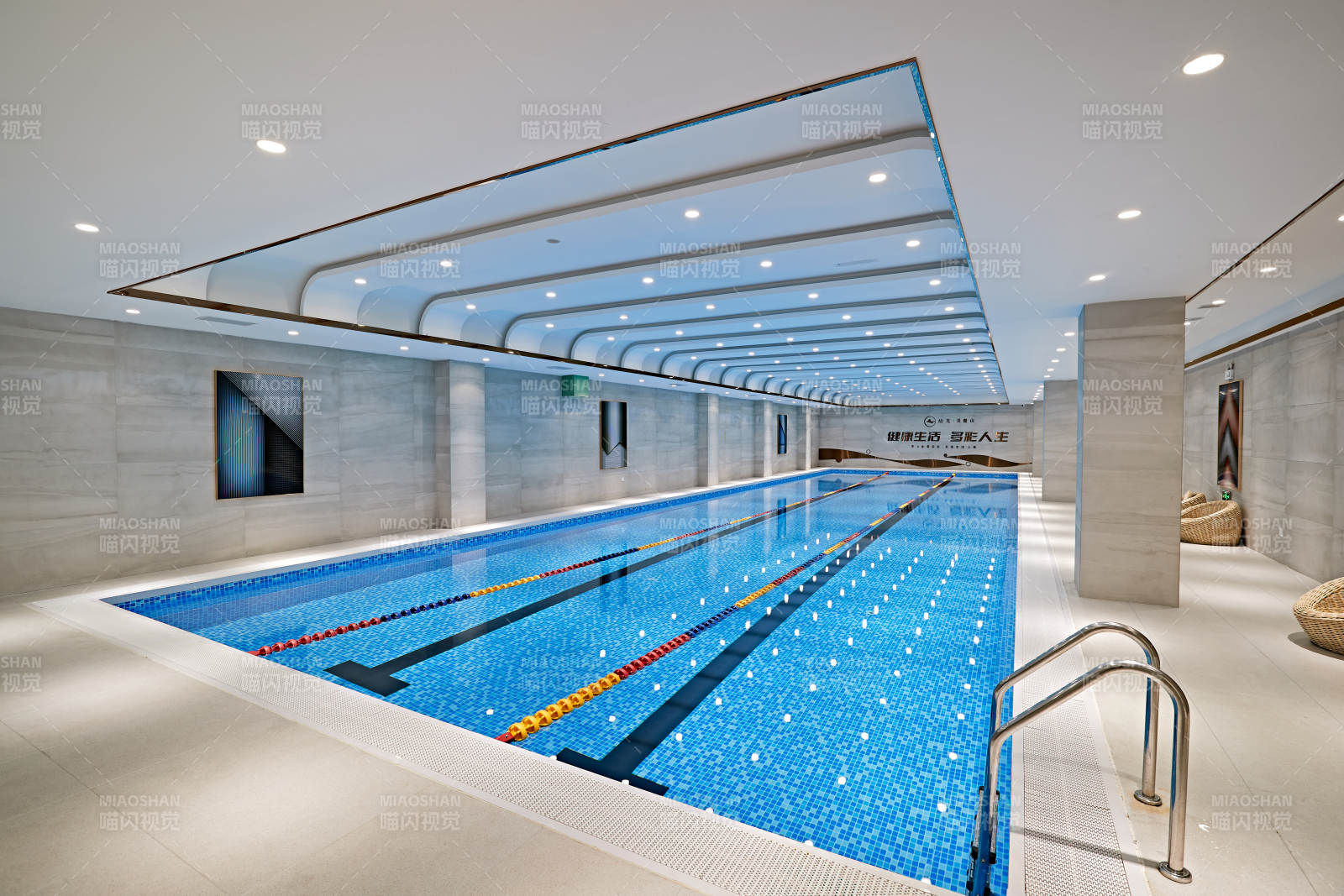 整洁明亮的室内游泳池图片