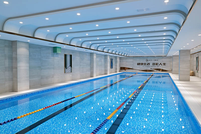 整洁明亮的室内游泳池图片