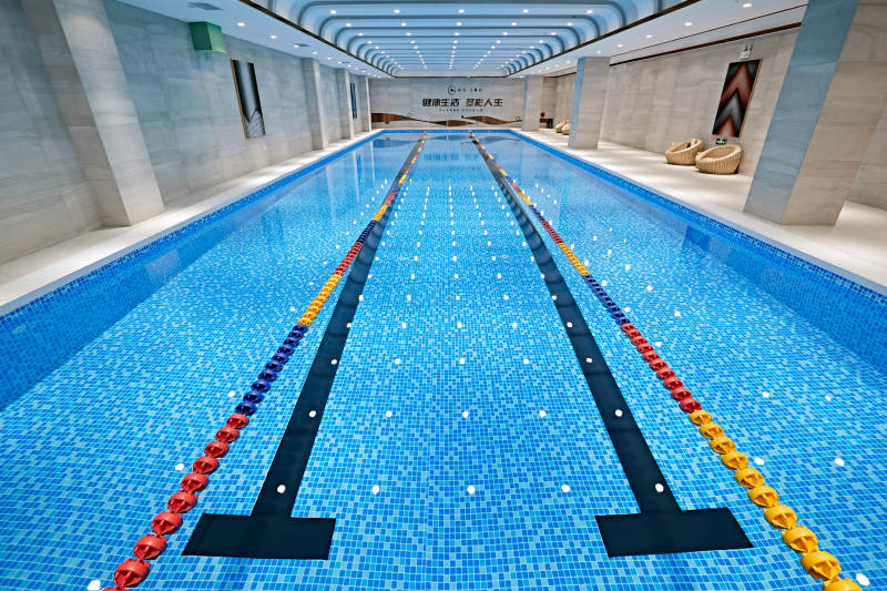 整洁明亮的室内游泳池图片