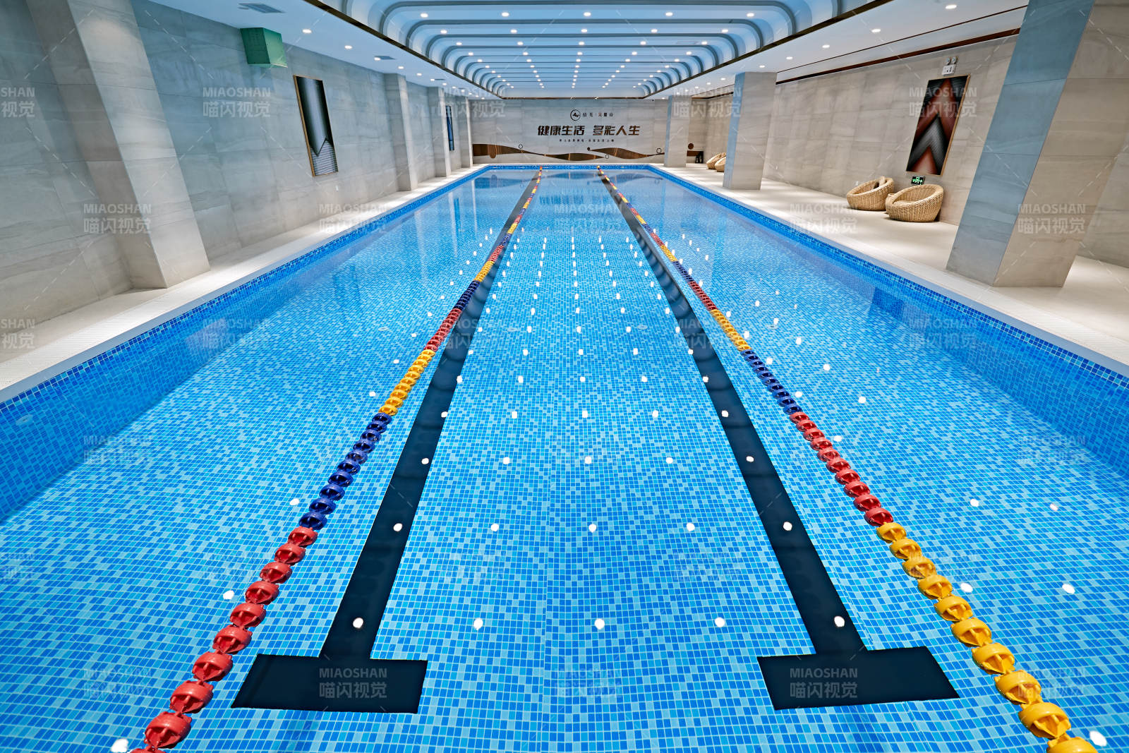 整洁明亮的室内游泳池图片