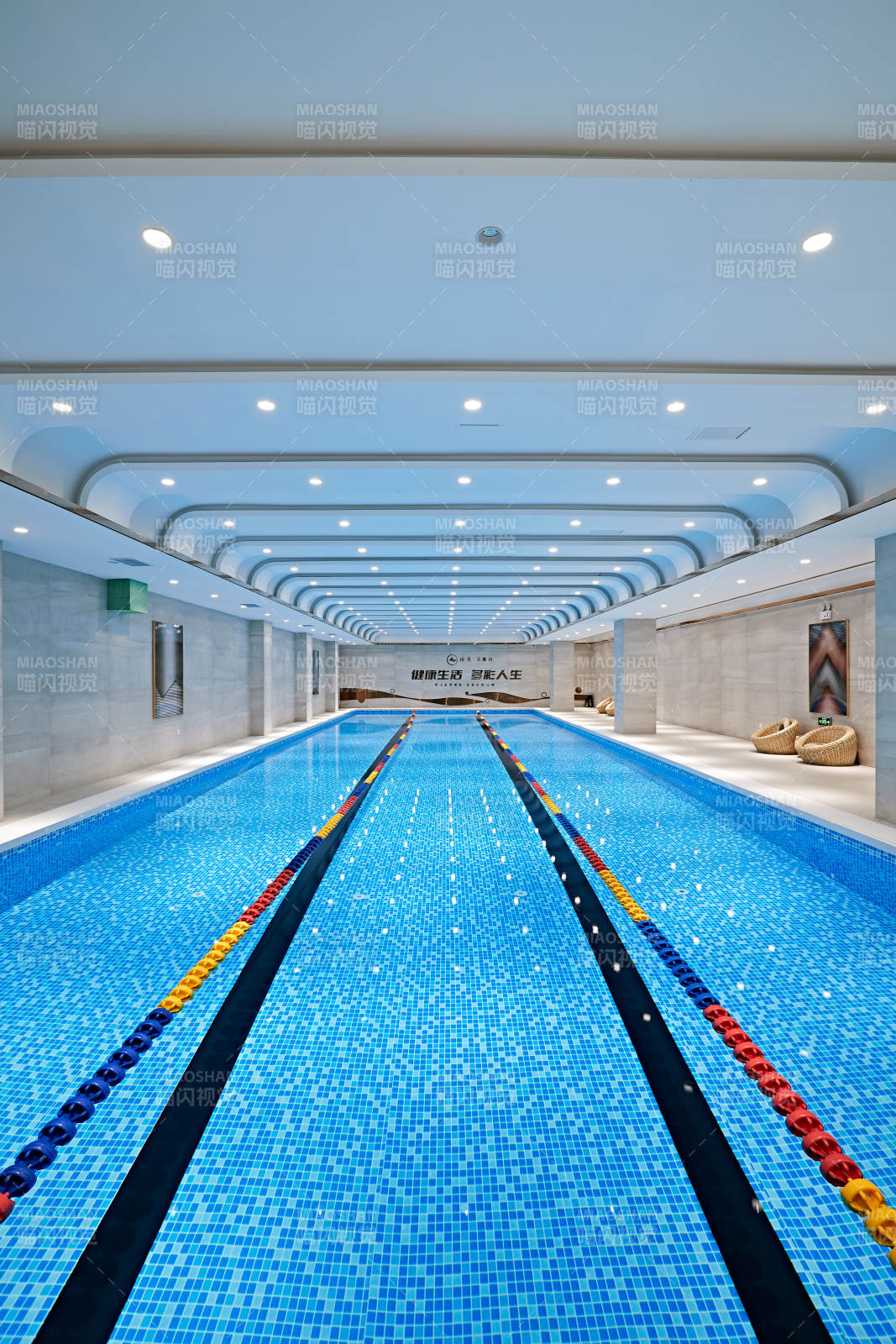 整洁明亮的室内游泳池图片