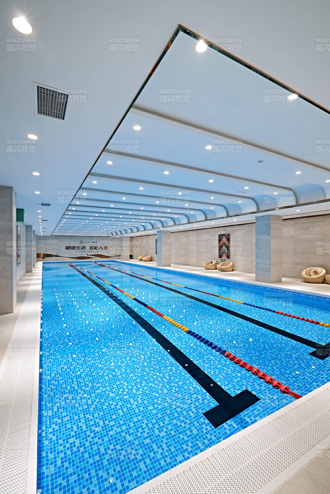 整洁明亮的室内游泳池图片