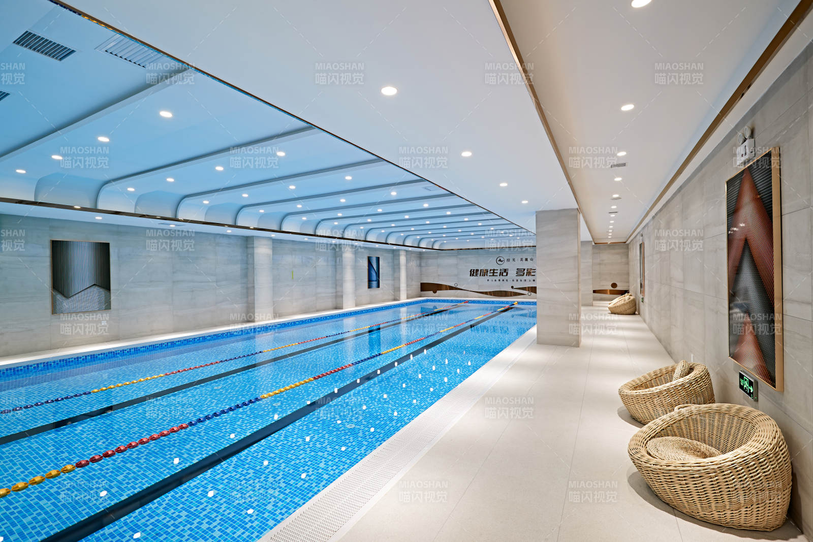 整洁明亮的室内游泳池图片