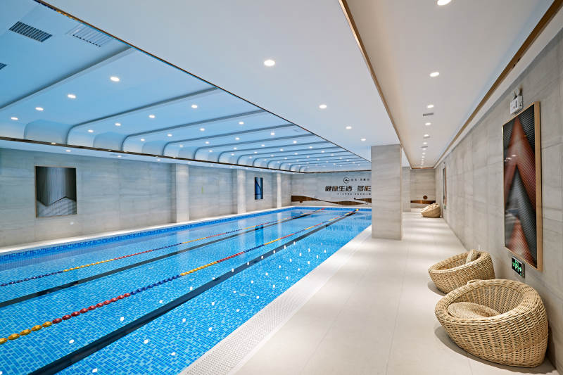 整洁明亮的室内游泳池图片