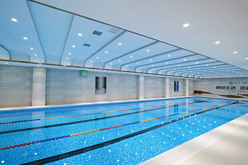 整洁明亮的室内游泳池图片