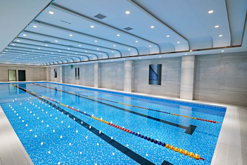 整洁明亮的室内游泳池图片