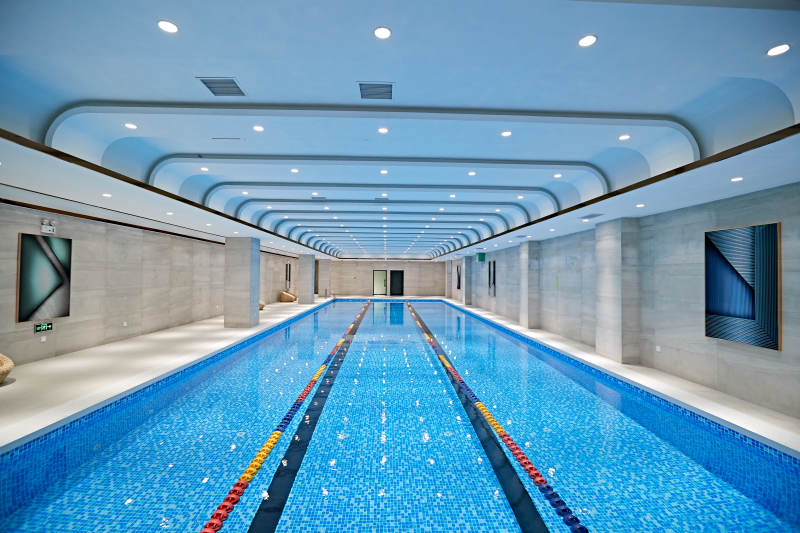 整洁明亮的室内游泳池图片