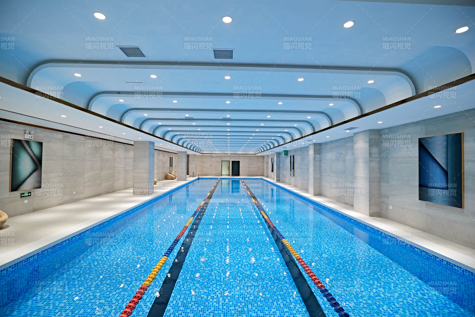 整洁明亮的室内游泳池图片