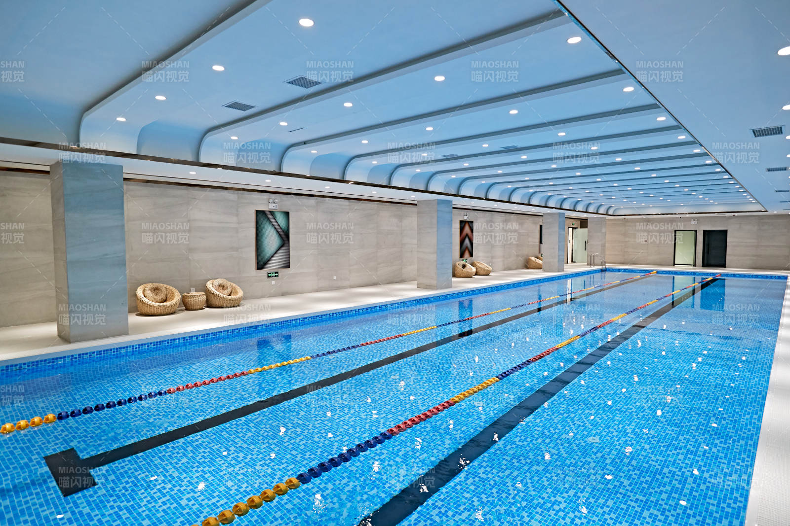 整洁明亮的室内游泳池图片