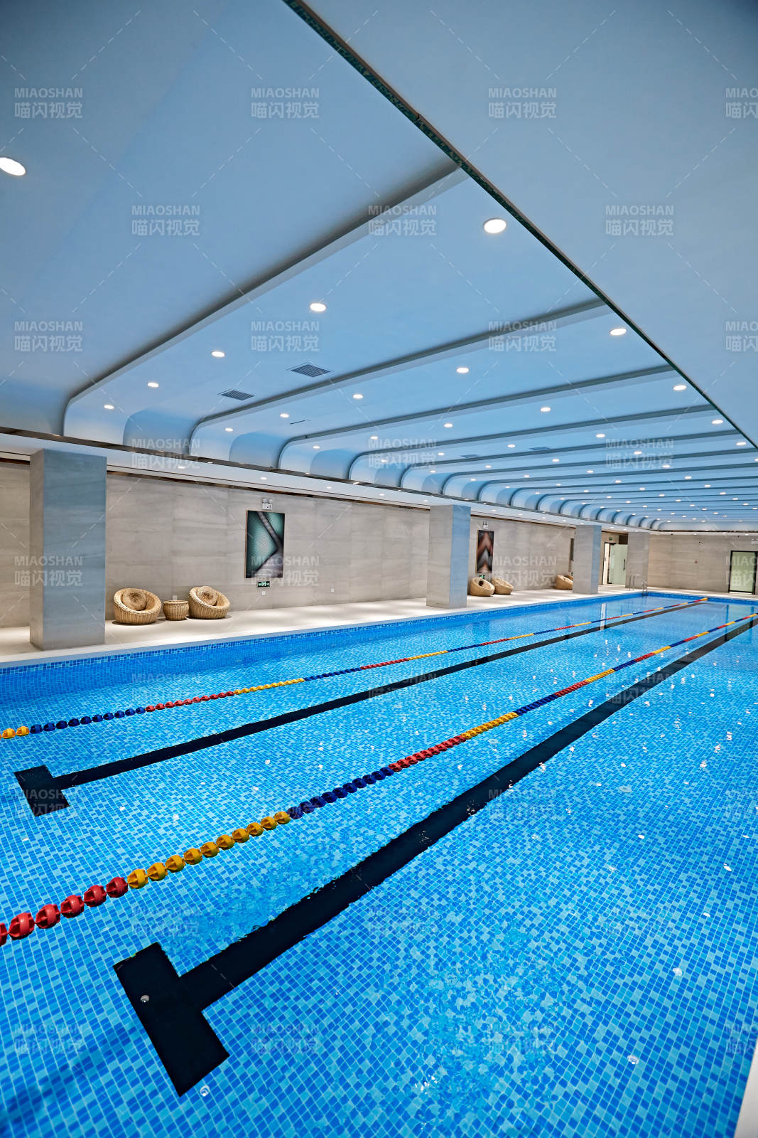 整洁明亮的室内游泳池图片