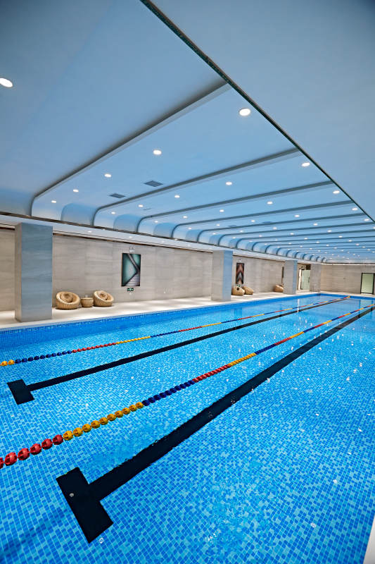 整洁明亮的室内游泳池图片