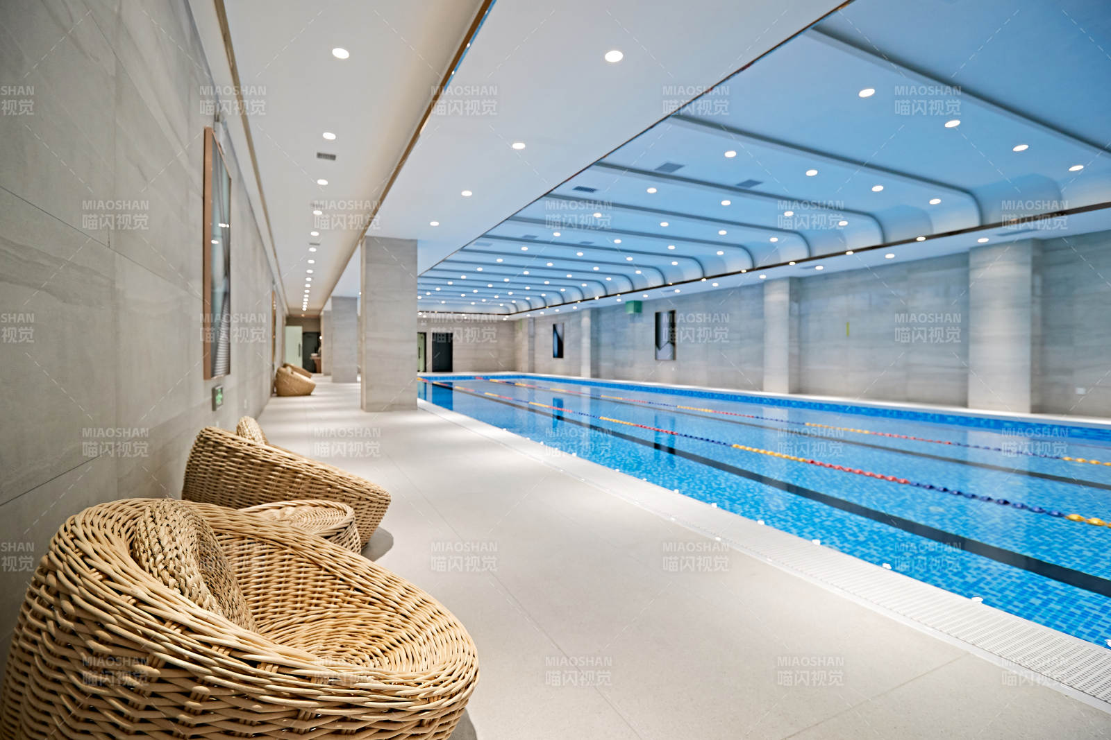 整洁明亮的室内游泳池图片