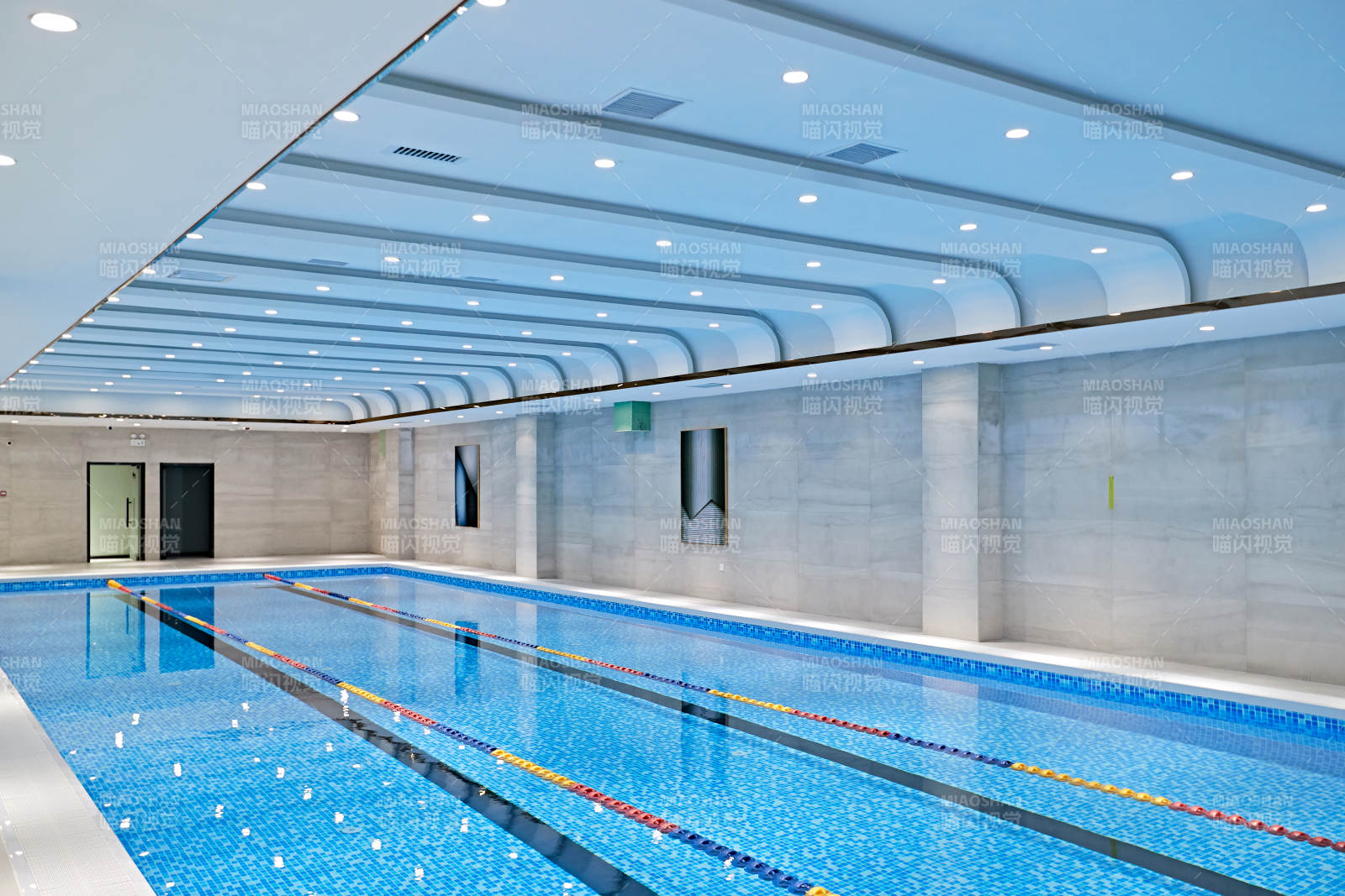 整洁明亮的室内游泳池图片