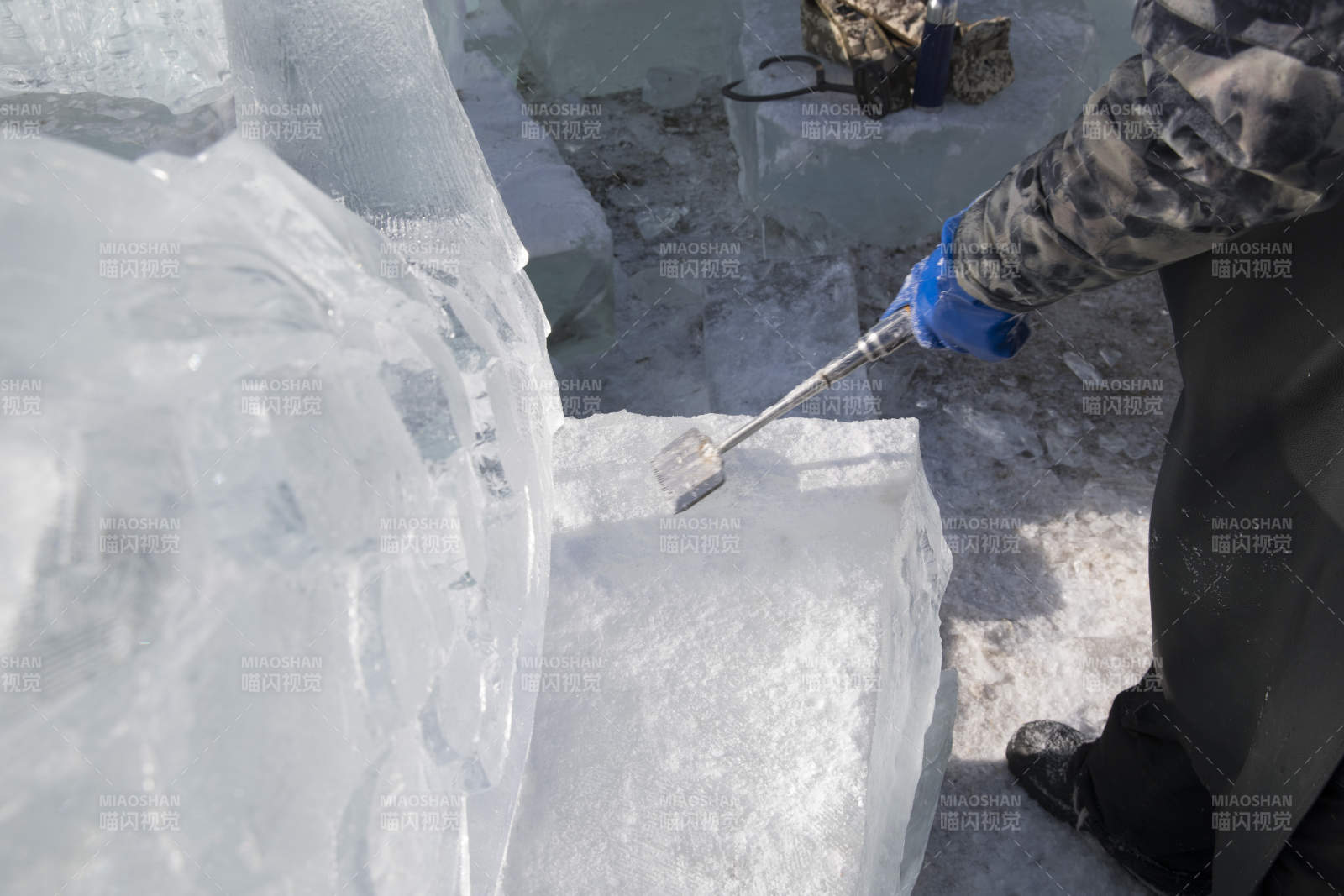 夕阳下雪原上晶莹剔透的冰雕建筑图片