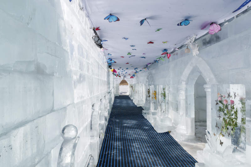 夕阳下雪原上晶莹剔透的冰雕建筑图片