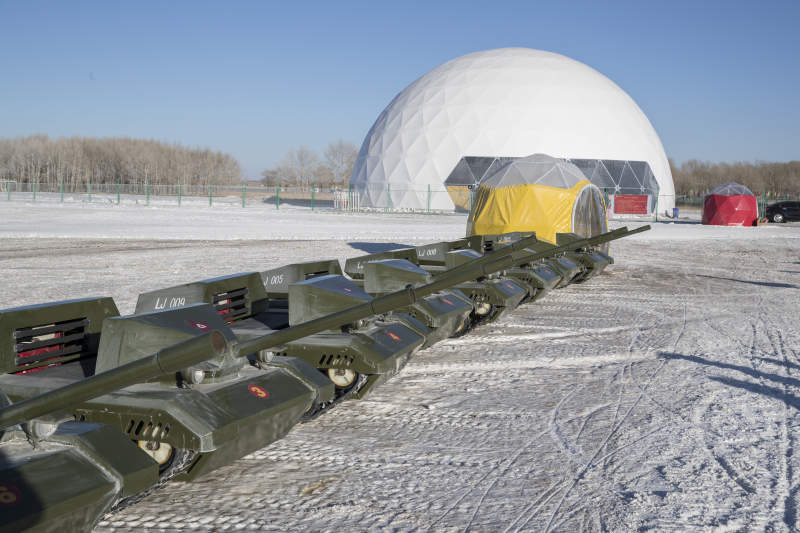 夕阳下雪原上晶莹剔透的冰雕建筑图片