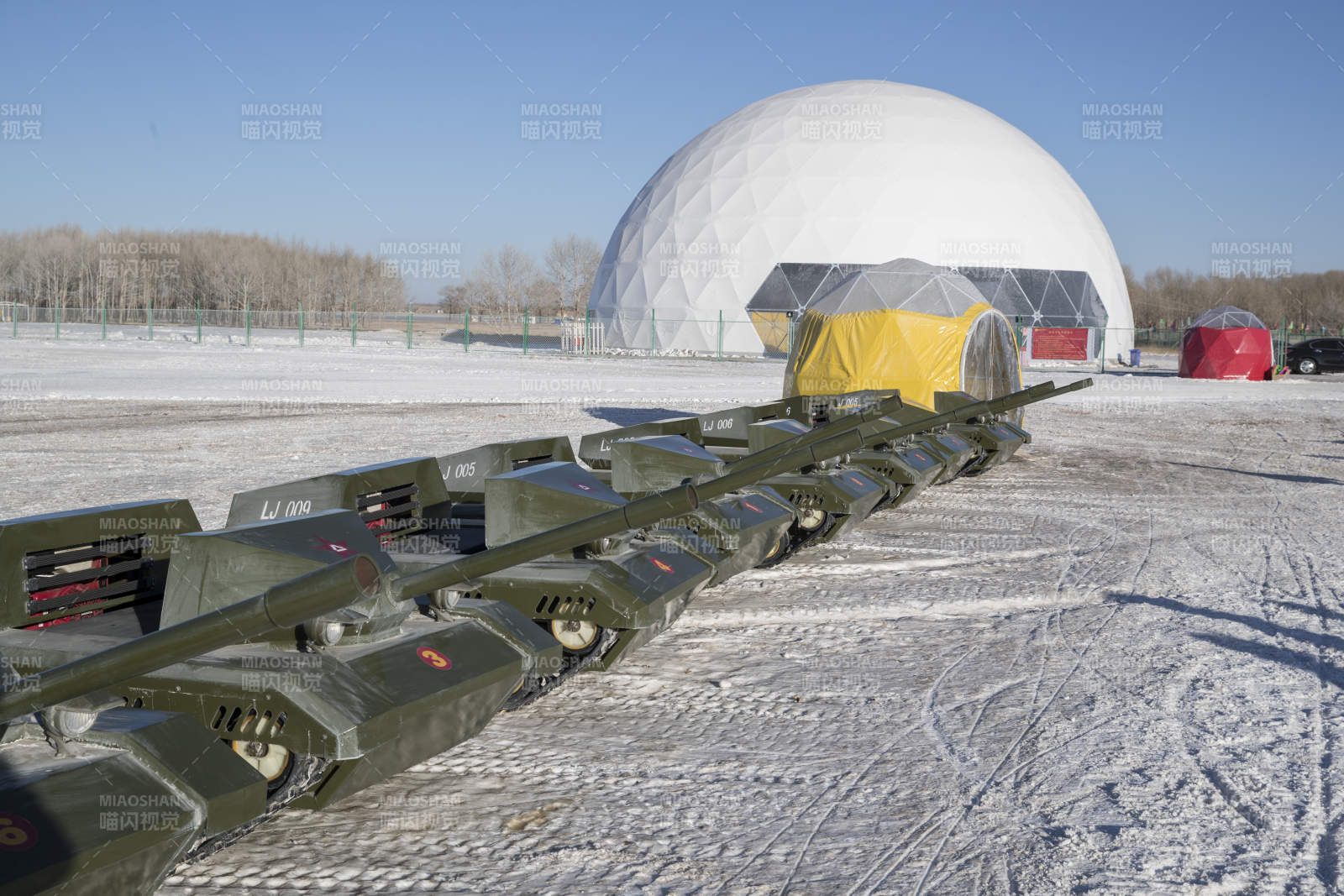 夕阳下雪原上晶莹剔透的冰雕建筑图片