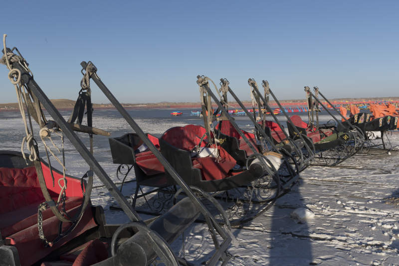 冬季冰冻的湖面上摆放的娱乐设施图片