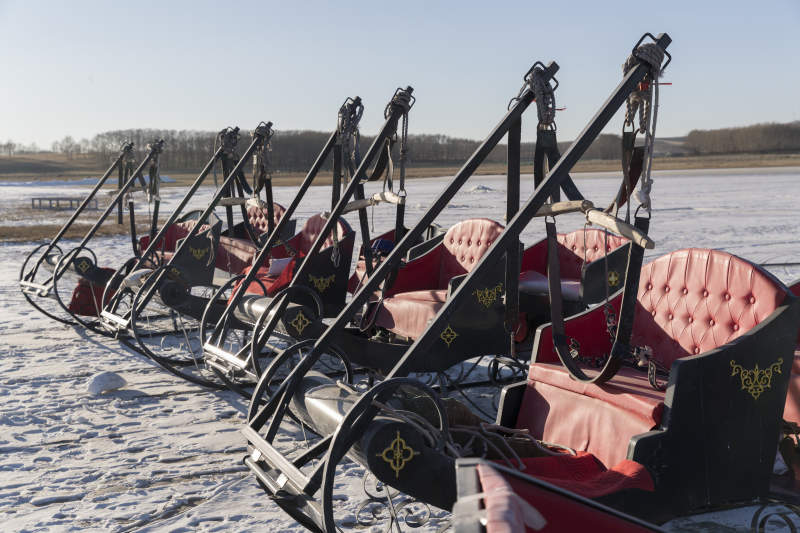 冬季冰冻的湖面上摆放的娱乐设施图片