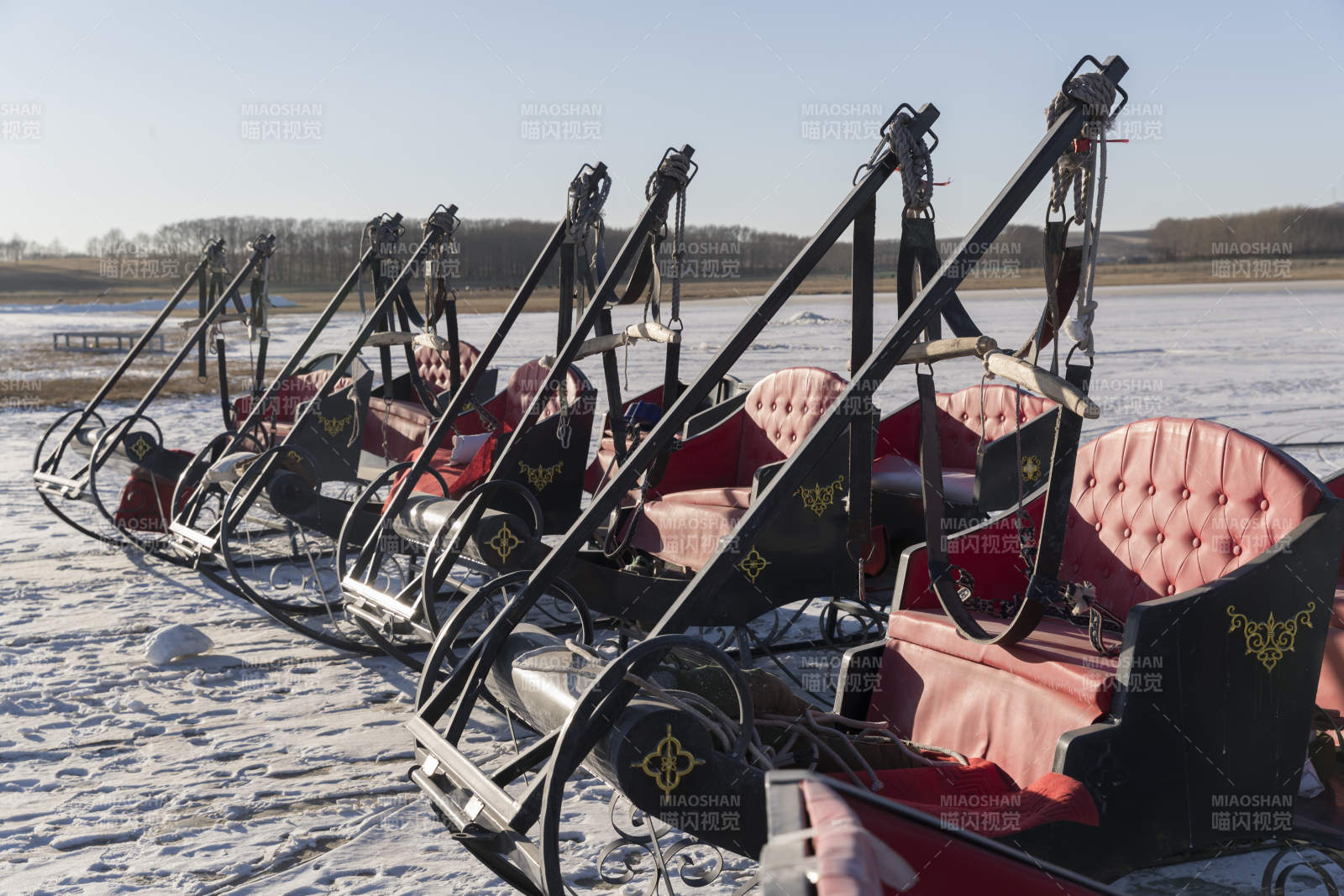 冬季冰冻的湖面上摆放的娱乐设施图片