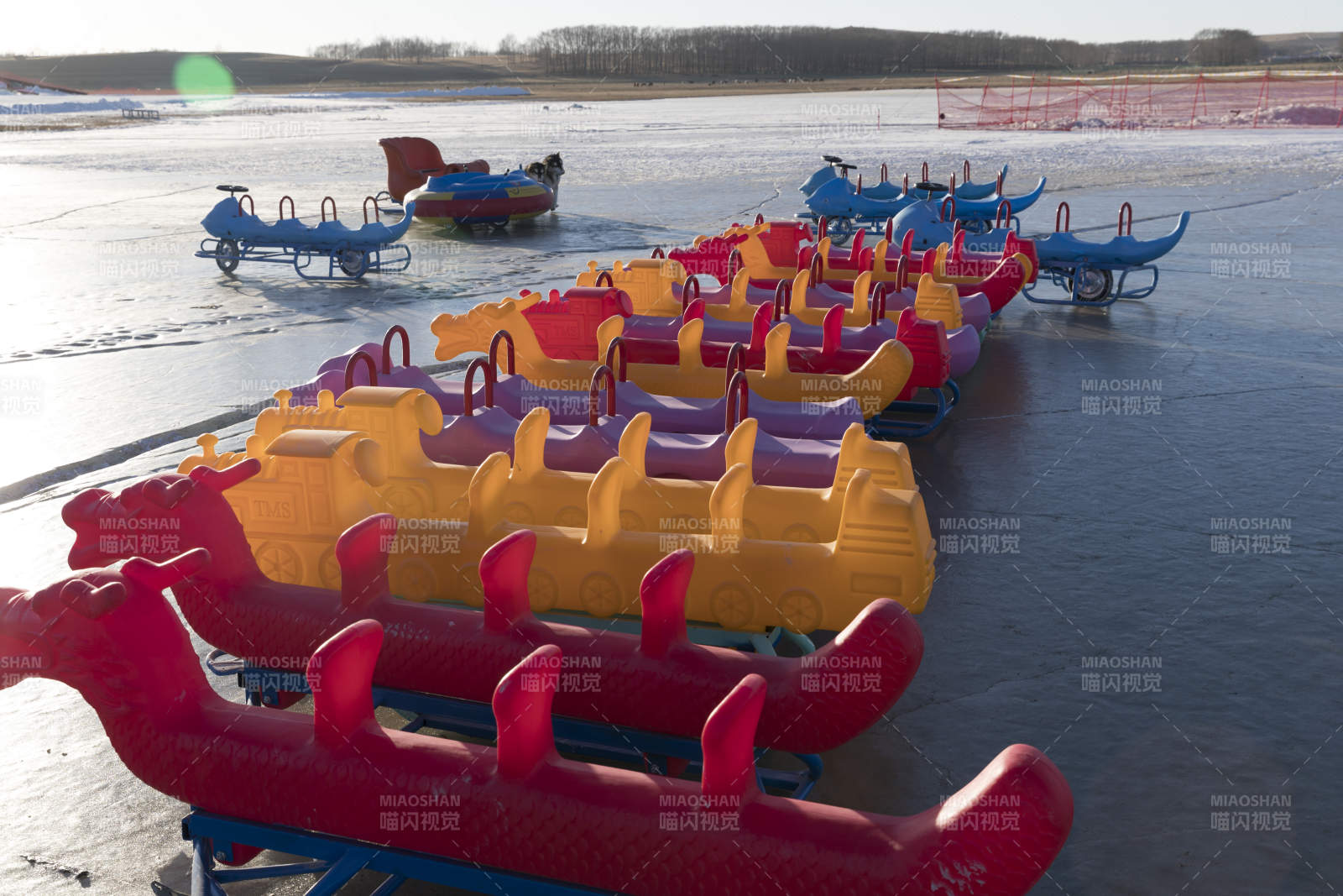 冬季冰冻的湖面上摆放的娱乐设施图片