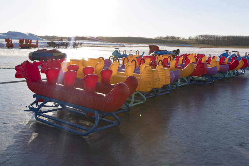 冬季冰冻的湖面上摆放的娱乐设施图片