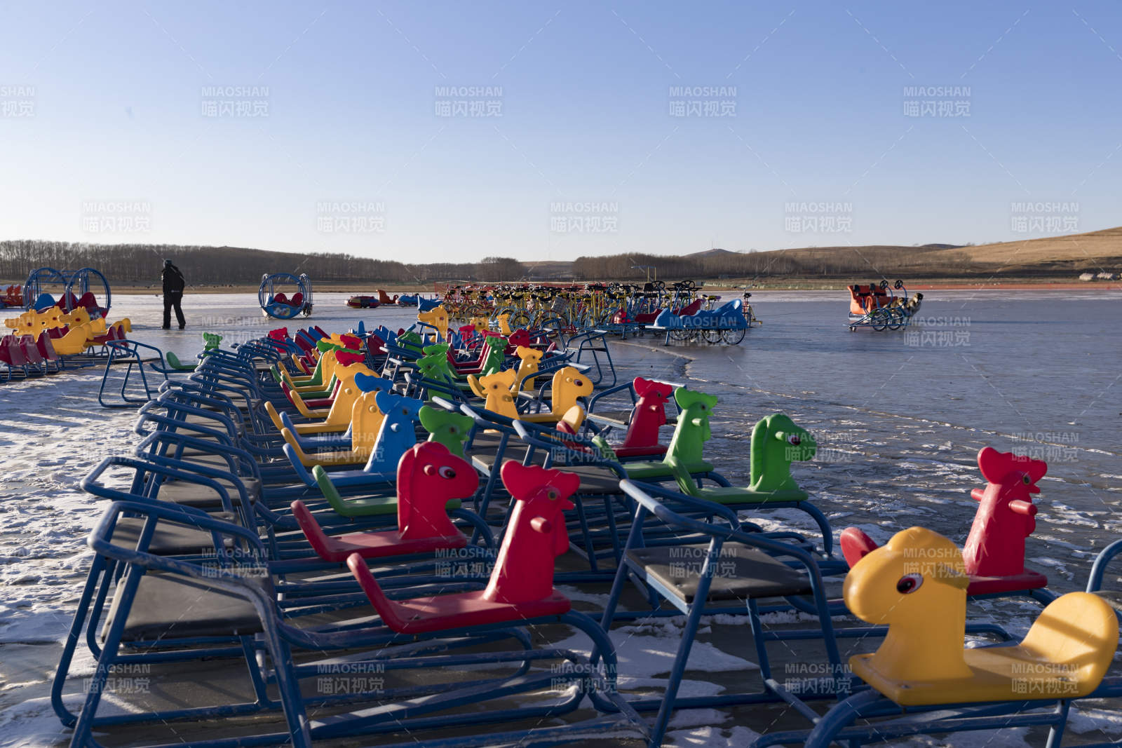 冬季冰冻的湖面上摆放的娱乐设施图片