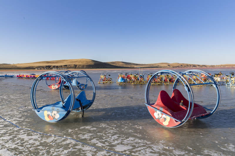 冬季冰冻的湖面上摆放的娱乐设施图片